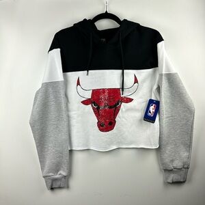 NBA THE BULLS SZ M HOODIE NWT BULLS GRAPHIC BLACK RED WHITE LONG SLEEVE  CUFFS